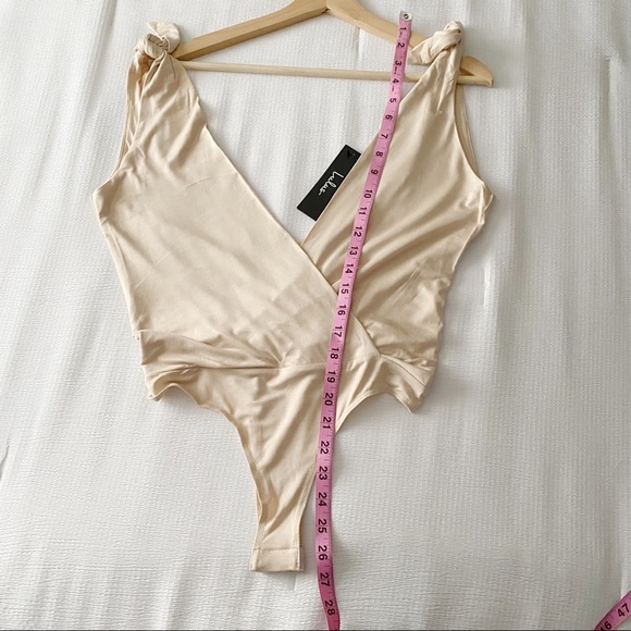NWT Lulu’s Cream Tied Shoulder Strap Bodysuit - Picture 4 of 12